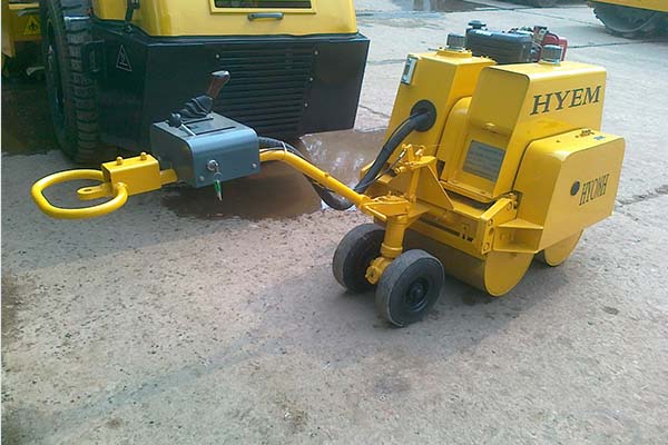 小型<a target='_blank'>壓路機(jī)</a> 小型<a target='_blank'>壓路機(jī)</a>