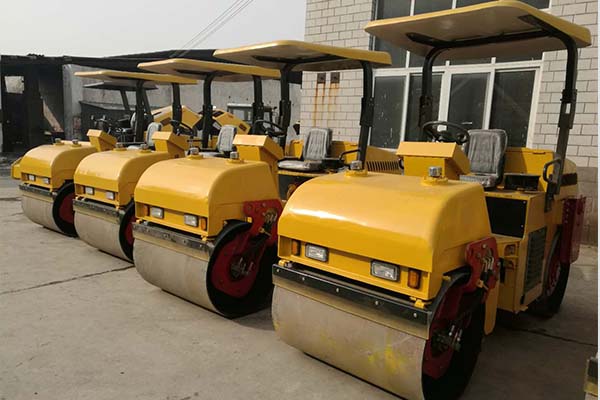 3噸<a href='http://m.yijingbagua.cn' target='_blank'>壓路機</a>