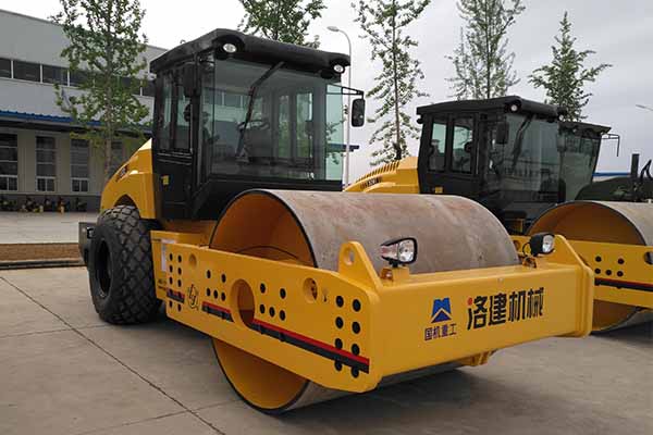 洛建22噸壓路機(jī) 洛建22噸壓路機(jī)